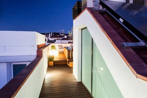 Enjoy a balcony with a seating area and city views.