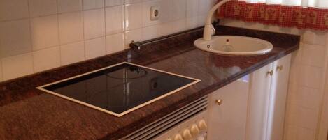 Micro-ondes, four, plaque de cuisson, cafetière/bouilloire