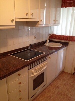 Mikrowelle, Ofen, Herdplatte, Wasserkocher mit Kaffee-/Teezubehör