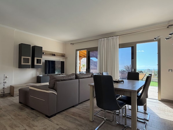 TV, fireplace, DVD player