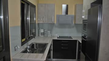 Een koelkast, een magnetron, een oven, een kookplaat