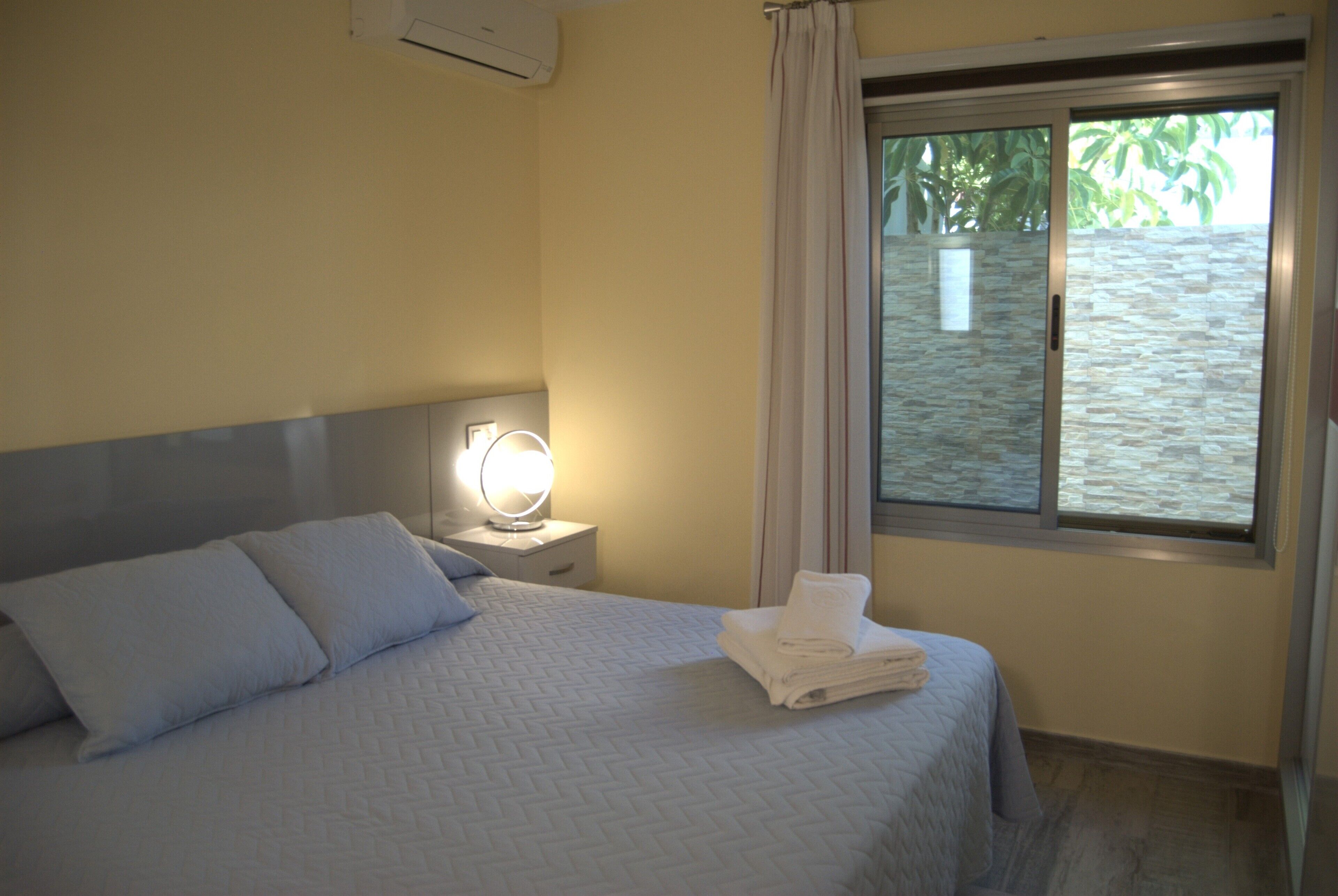 3 chambres, coffres-forts dans les chambres, fer et planche à repasser