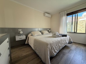 3 bedrooms, in-room safe, iron/ironing board, WiFi