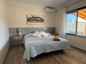 3 bedrooms, in-room safe, iron/ironing board, WiFi