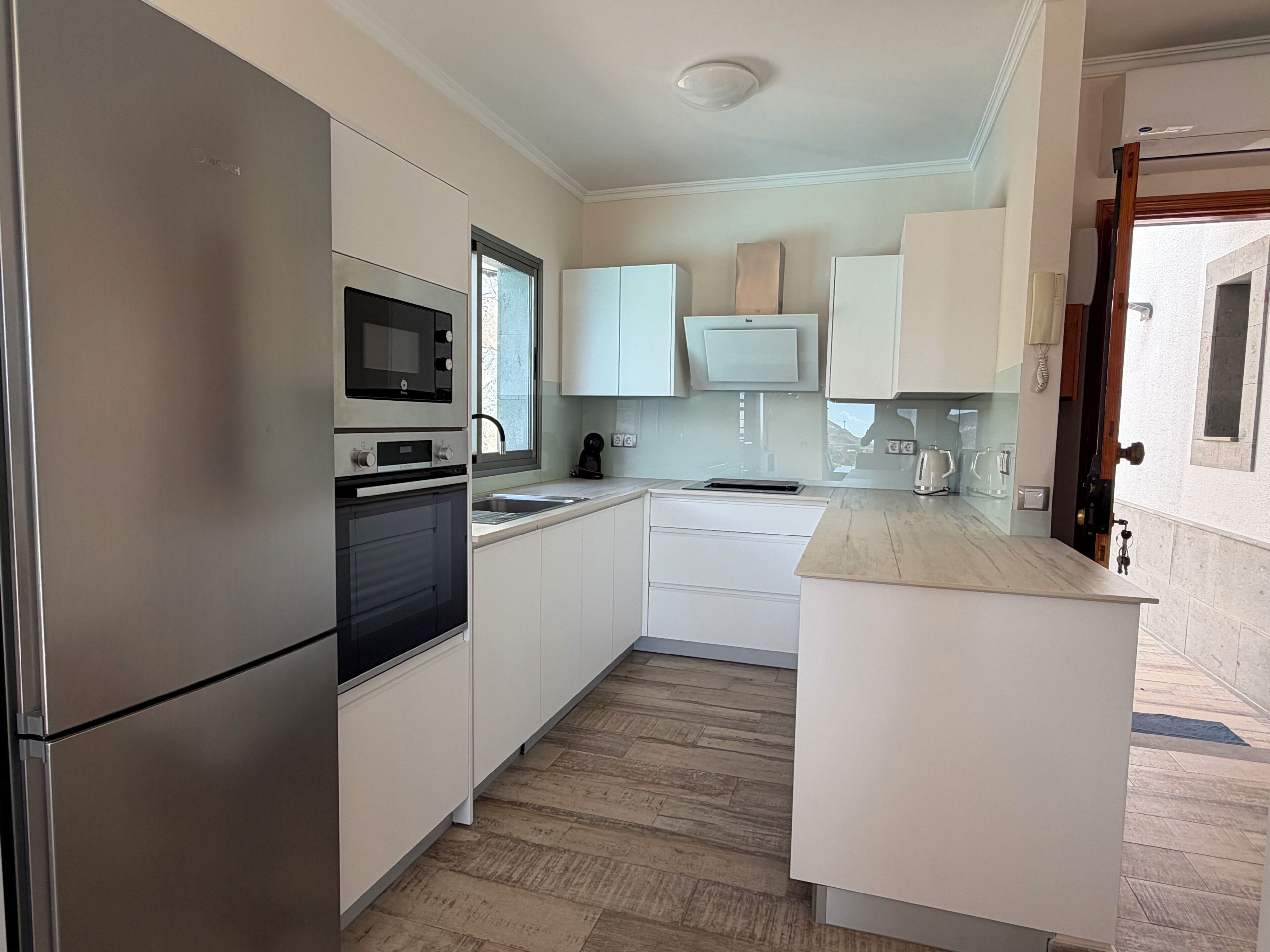 Een koelkast, een microgolfoven, een oven, een kookplaat