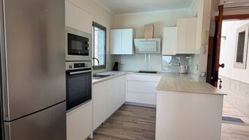 Een koelkast, een microgolfoven, een oven, een kookplaat