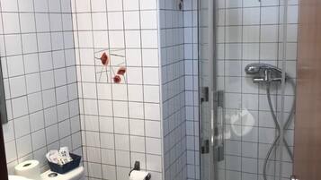 Tina con regadera, secadora de cabello, toallas, jabón