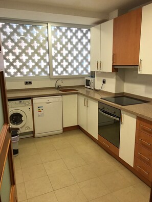 Réfrigérateur, four à micro-ondes, un four, surface de cuisson