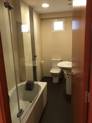 Ducha y bañera combinadas, secador de pelo, toallas y jabón