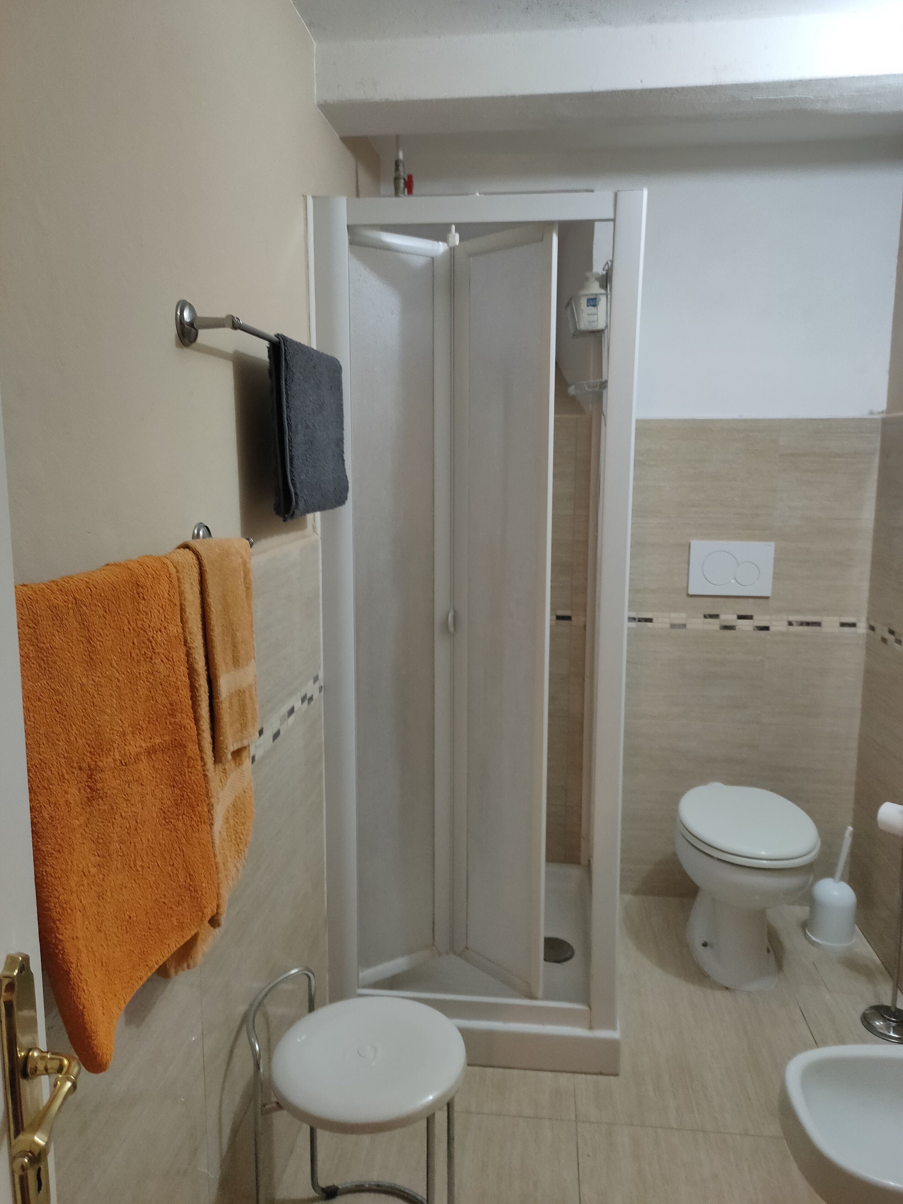 Douche, sèche-cheveux, bidet, serviettes fournies