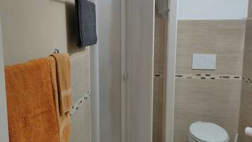 Douche, sèche-cheveux, bidet, serviettes fournies