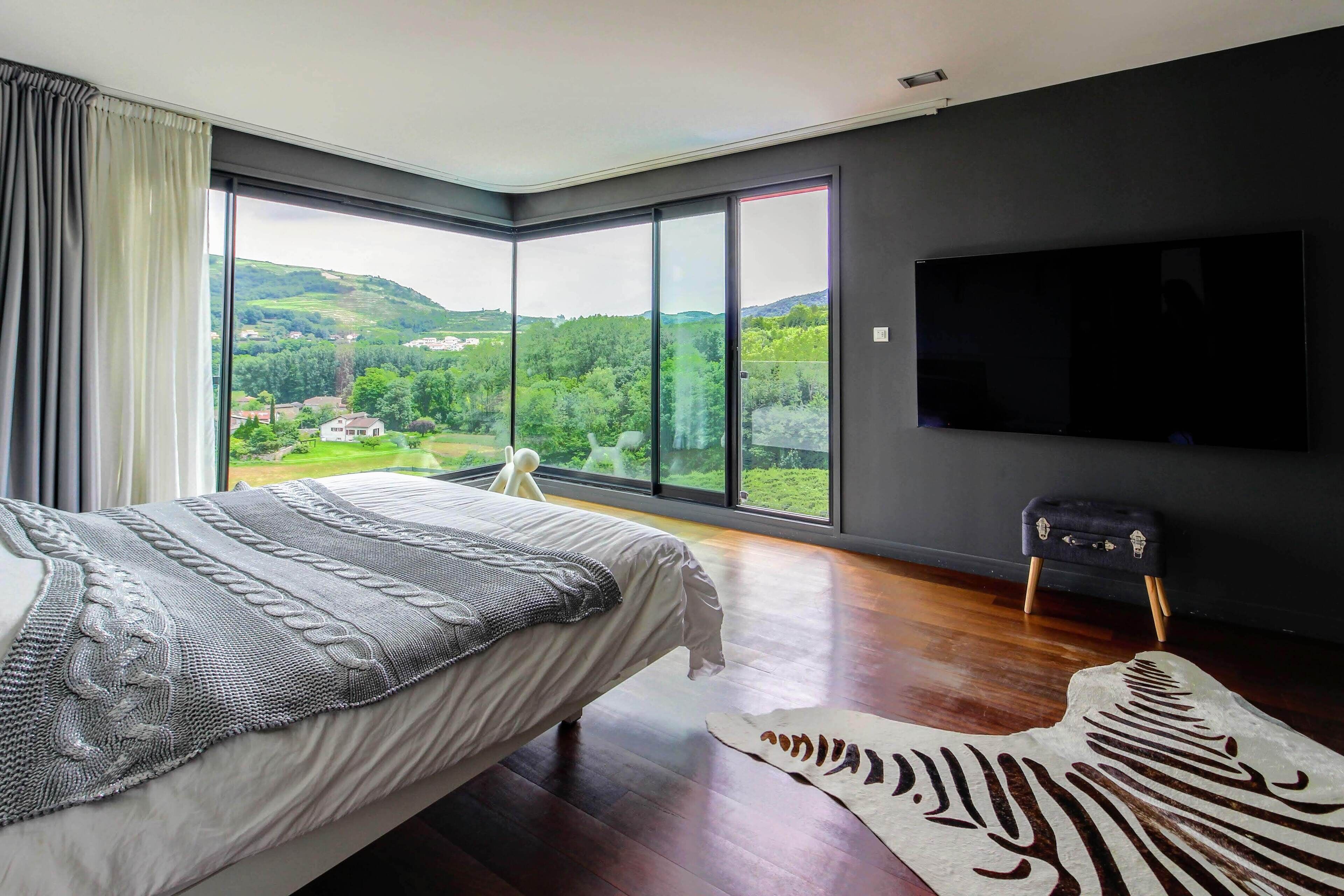 4 chambres, coffres-forts dans les chambres, bureau