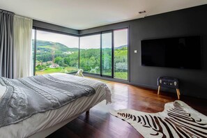 4 Schlafzimmer, Zimmersafe, Schreibtisch, Bügeleisen/Bügelbrett