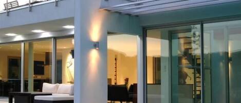 Een buitenzwembad en een verwarmd zwembad