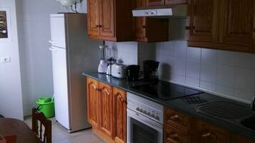 Frigorífico, microondas, horno y placa de cocina