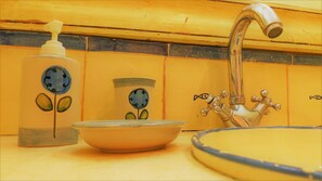 Hair dryer, towels, soap, shampoo - APARTMENT WITH TERRACE-SOLARIUM AND OWN PATIO, PATIO DEL LIMONERO (Córdoba)