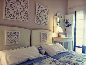 2 bedrooms, desk, WiFi, bed sheets