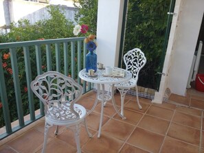 Outdoor dining - APARTMENT WITH TERRACE-SOLARIUM AND OWN PATIO, PATIO DEL LIMONERO (Córdoba)