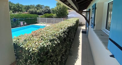 Private Heated Pool, Free Wifi, 10 minutes Stroll to Fantastic Beach