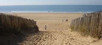 Private Heated Pool, Free Wifi, 10 minutes Stroll to Fantastic Beach