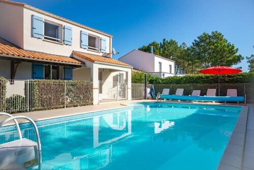 Private Heated Pool, Free Wifi, 10 minutes Stroll to Fantastic Beach