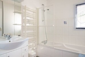Combined shower/bathtub, hair dryer, towels, soap - Private Heated Pool, Free Wifi, 10 minutes Stroll to Fantastic Beach (La Tranche-Sur-Mer)