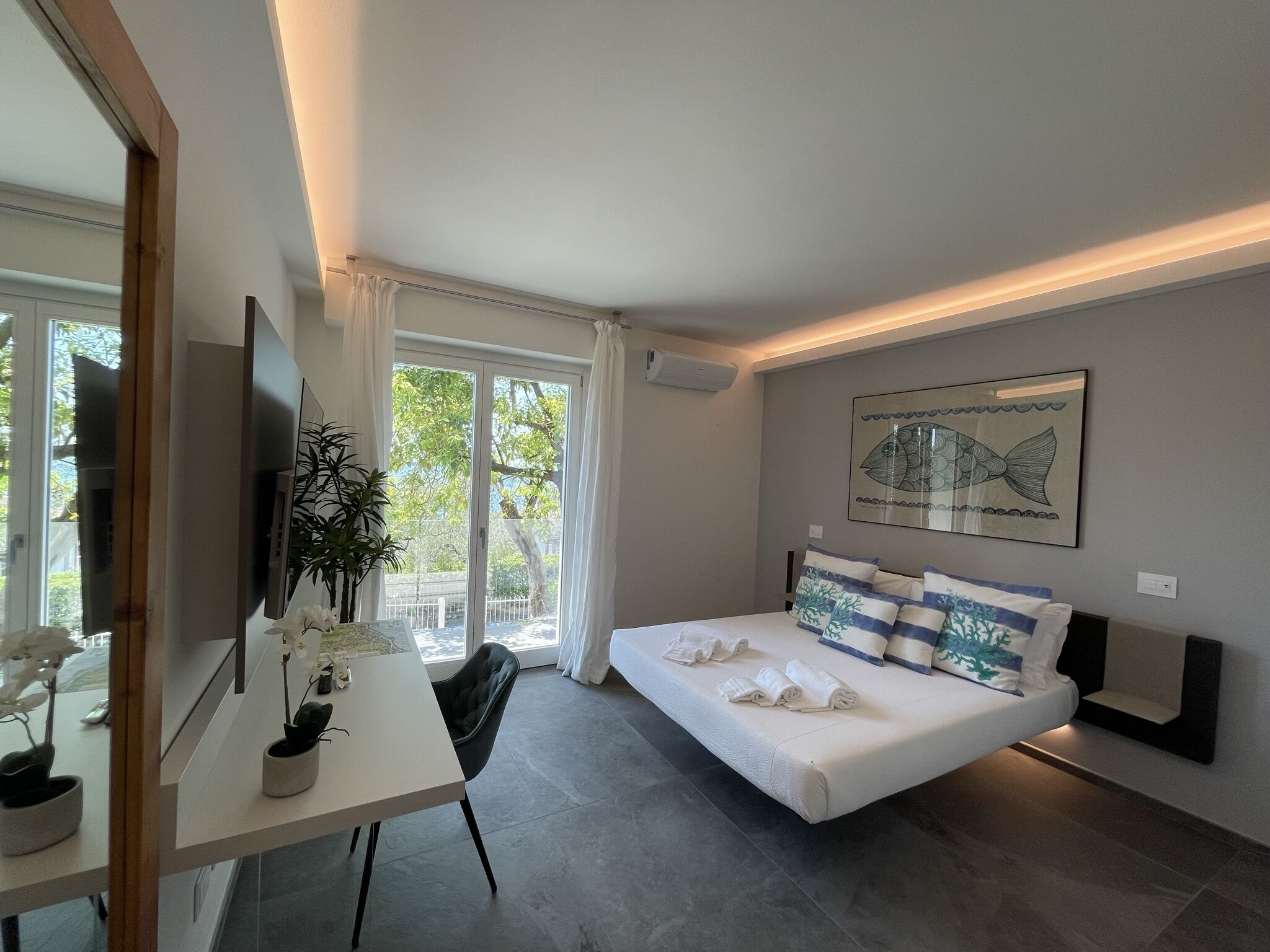 4 chambres, bureau, fer et planche à repasser, lit parapluie