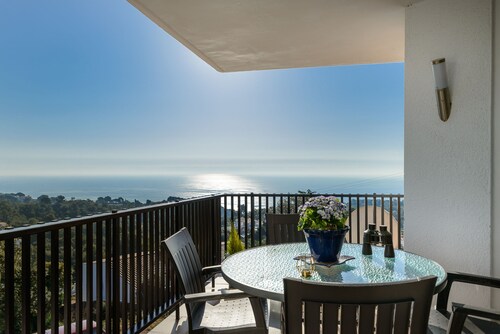 EXPECTACULAR 180° VIEWS, Pool, Best Quality Barbecue, Service, Parking.