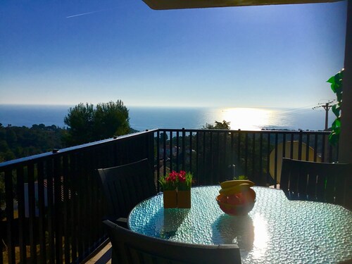 VUE MER FANTASTIQUE, PISCINE SUPÉRIEURE, APPARTEMENT DE PARKING BARBECUE 100% 
