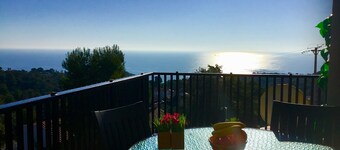 EXPECTACULAR 180° VIEWS, Pool, Best Quality Barbecue, Service, Parking.