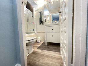 Combined shower/bathtub, hair dryer, towels, soap