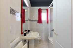 Combined shower/bathtub, hair dryer, towels
