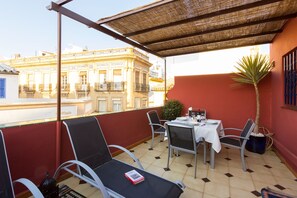 Outdoor dining - 1-bedroom, private terrace, Santa Cruz quarter (Sevilla)