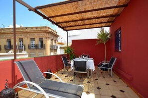 Outdoor dining - 1-bedroom, private terrace, Santa Cruz quarter (Sevilla)