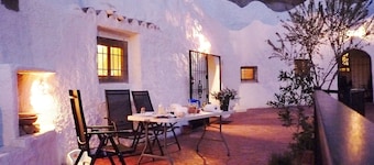 Troglodyte House Cueva Almendro, Granada Province (Free WiFi)
