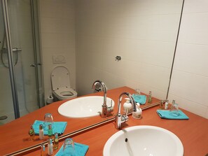 Double Room, 1 King Bed | Bathroom | Shower, free toiletries, hair dryer, towels