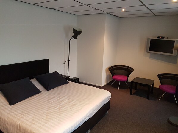 Suite | In-room safe, individually furnished, soundproofing, iron/ironing board