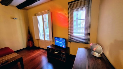 ランブラス通りとカタルーニャ広場の隣にある2人用のアパート