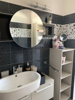 Dusche, Haartrockner, Handtücher, Seife