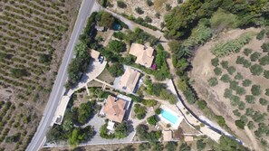 Oversigtsbillede af et boligområde med huse, en vej og en swimmingpool.