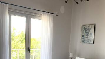 2 bedrooms, in-room safe, iron/ironing board, free WiFi