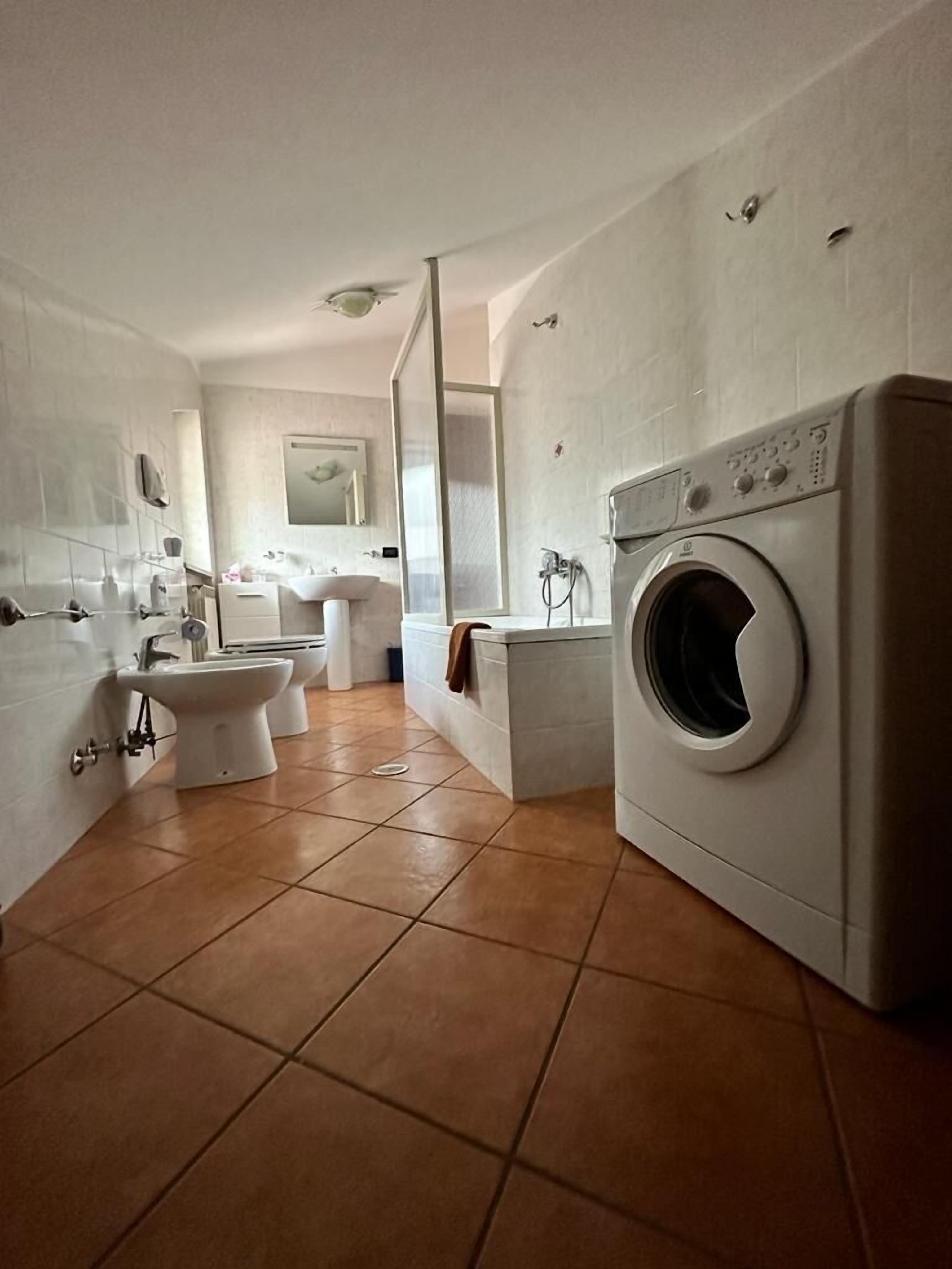Ducha y bañera combinadas, secador de pelo, bidé y toallas
