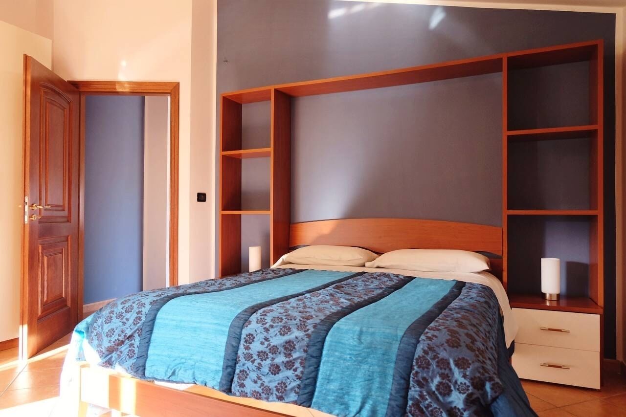 2 makuuhuonetta, työpöytä, silitysrauta/-lauta, vauvan matkasänky