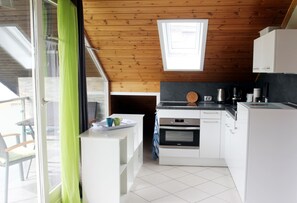 Køleskab, mikrobølgeovn, ovn, kogeplade