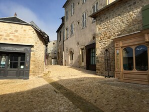 Exterior - The Périgord houses on the abbey side  (Terrasson-Lavilledieu)