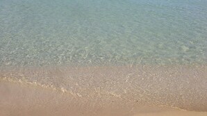 A beach with clear shallow waters and a sandy shore. - Blue 54 - Seaside house with terraces overlooking the sea, Etna and Taormina (Pozzillo)
