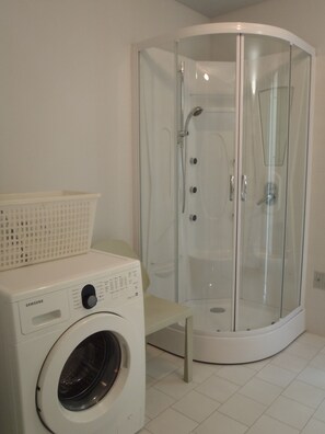 Regadera, secadora de cabello, bidet, papel de baño 
