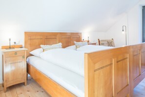 2 bedrooms, travel cot, free WiFi, bed sheets