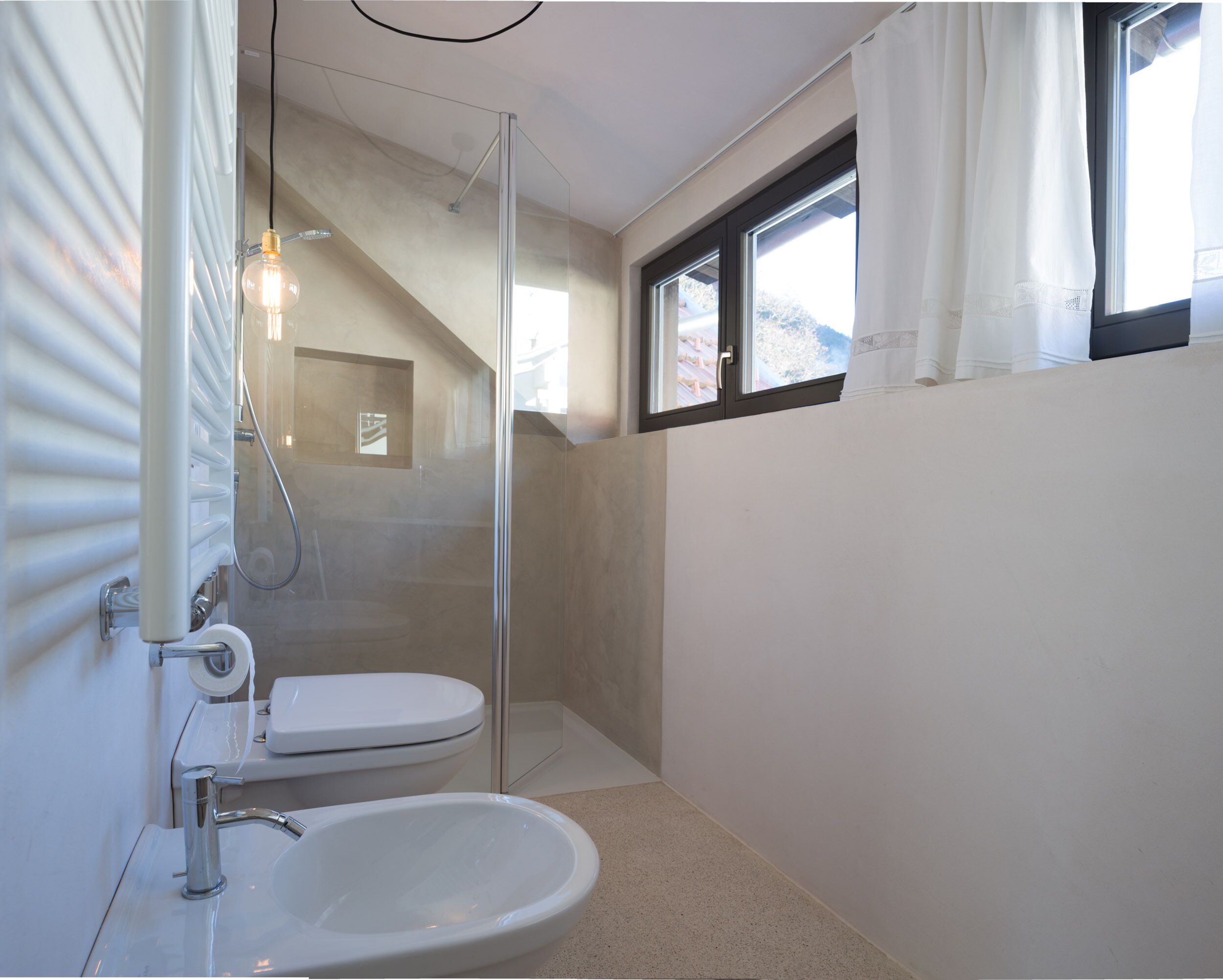 Douche, séchoir à cheveux, bidet, serviettes fournies