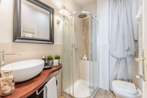 Dusche, umweltfreundliche Kosmetikartikel, Haartrockner, Bidet